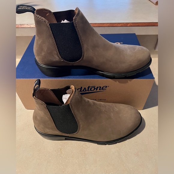 Blundstone Shoes - Blundstone #1974 Women’s Ankle Chelsea Stone Nubuck Boots Sz-USW-9 / M-7